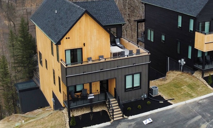 Sevierville Cabin | 5 BR|5 BA| Sleeps13|Game Room| Rooftop w Hot Tub | Movie Room| Free Tkts