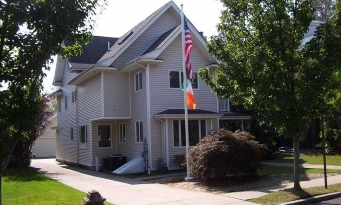 Spring Lake House | 5 BR + Library/3.5 BA Renovated Victorian