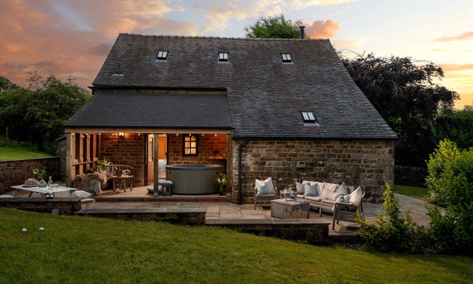Cauldon Low House | 5⭐️ EXCEPTIONAL BARN, HOT TUB, LOG BURNER, SUPPER ON ARRIVAL, BREAKFAST INCLUDED