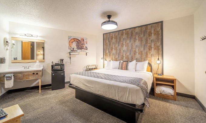 Pinnacles Entrance Badlands Hotel | 5-Hansen Inn & Cabins, Room, Single King, Ground Floor, Dog Friendly, No Smoking