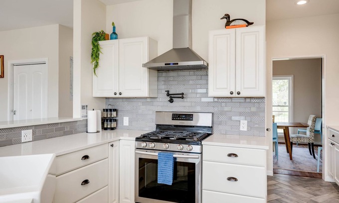 Buchanan Dam House | 5 King 3 5b Firepit Nearby Pickleball Opens Feb 25 Lvl2 EV Charger Pool w Lake Views