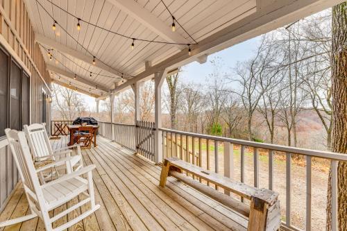 Eureka Springs House | 5 Mi to Beaver Lake Family Cabin with Game Room