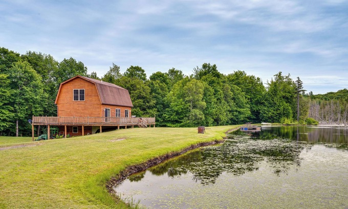 Jay Cabin | 5 Mi to Jay Peak Resort: Cabin w/Pond Access!