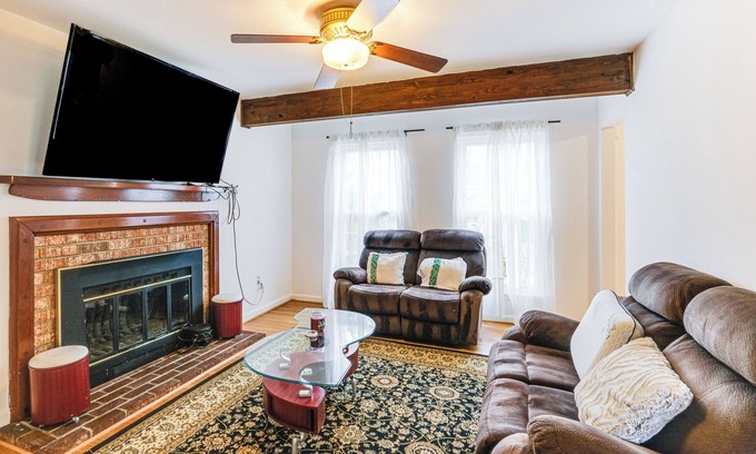 Lake Ridge House | 5 Mi to Potomac Mills: Cozy Family Home w/Deck!