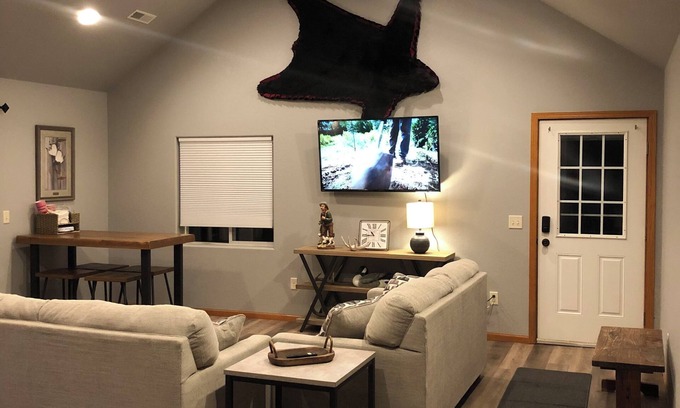 Pierre House | .5 mile to Lake Oahe boat access, 15 min from Pierre SD, wifi, oversized garage