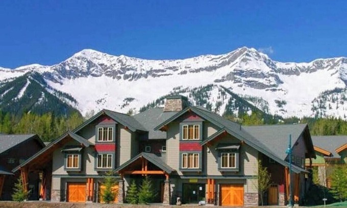 East Kootenay Condo | 5 Min. Drive to the Resort & Fernie. Hot Tub