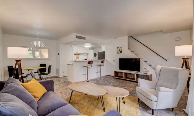 Paradise Condo | 5 Min from strip. Next UNLV, STRBCKS, Restaurants.