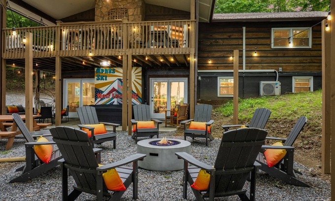 Wolf Laurel House | 5 Min to Hatley Pointe! Après Ski~HotTub~FirePit