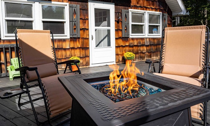 Pocono Lake Cottage | 5 min Walk to Beach - family friendly cottage with game room & deck