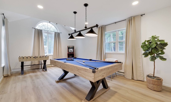 Blakeslee House | 5 mins to Jack Frost-Game Room-Fireplace-Fire Pit