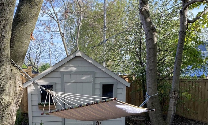 Pickering House | 5 mins to Pubs, beach, waterfront trail and GO station to downtown TO
