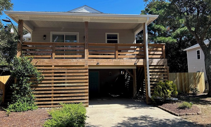 Colington House | 5 mins to Sound and Beach! Pet friendly & perfect for couples and small fam!