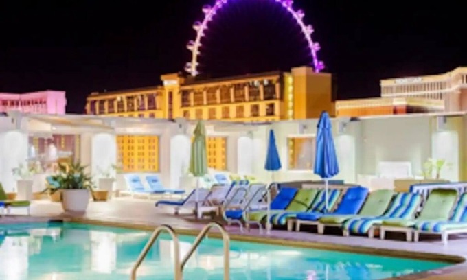 Las Vegas Hotel | 5 Minute walk to the LV Strip and The Sphere! No resort Fees. Luxury Hotel.