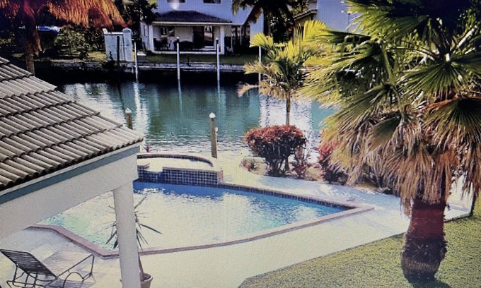 Bahama Reef Condo | 5 minutes to the beach, water front location, family size condo with jacuzzi tub