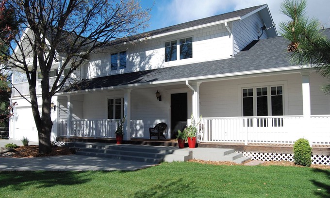 Parkside House | 5 minutes from campus. Stunning large home in beautiful neighborhood.