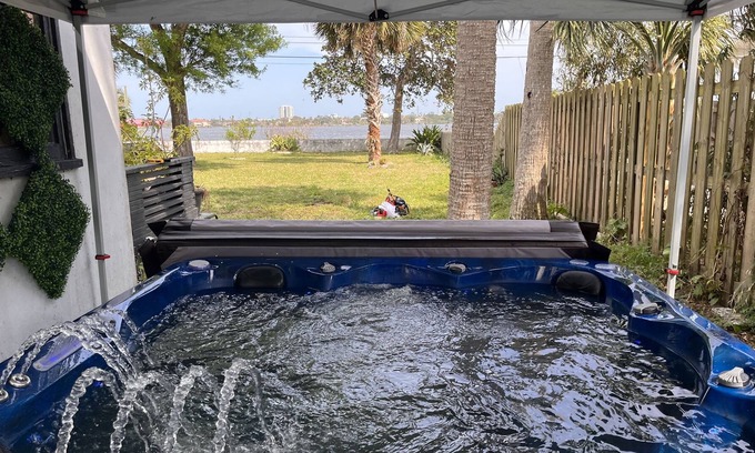 Holly Hill House | 5 minutes from the beach overlooking the river!