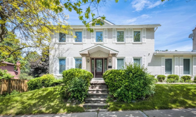 The Peanut House | 5 minutes to Fairview Mall/401/DVP! Cozy Family Sized House!