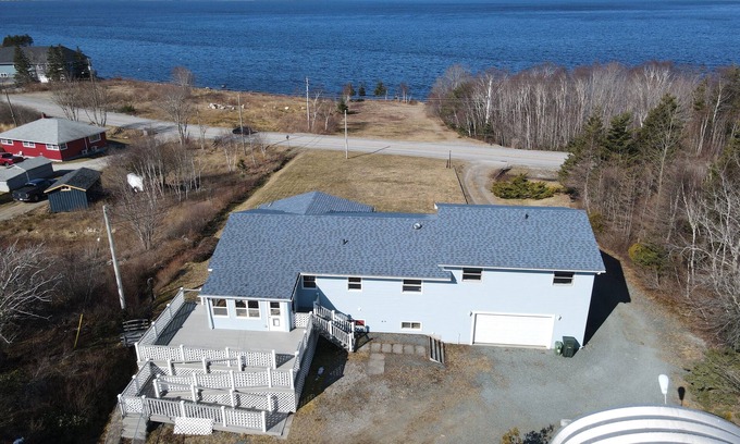 Ragged Island House | 5 minutes to lighthouse sandbar beach! Views and access to harbour!