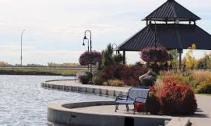 Chestermere House | 5 minutes to the chestermere lake! spacious family home.