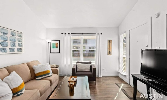 Barton Hills Apartment | 5 Minutes to Zilker & Barton Springs with Parking!