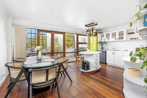 North Fremantle House | 5 North Freo 2br Supercool Pad & Parking