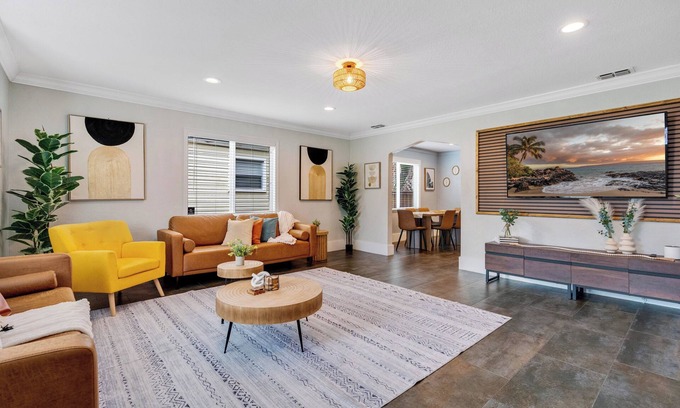 Wadeview Park House | 5★ SODO Home, Guest Fave,PetsOk, Game Room, BBQ, Fire Pit,Netflix, Popcorn Maker