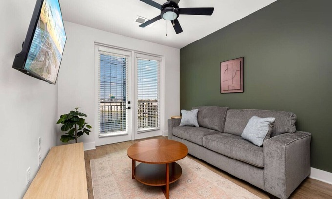 Oakford Park Apartment | 5 Star Building and Location | Pool/Gym | Midtown!