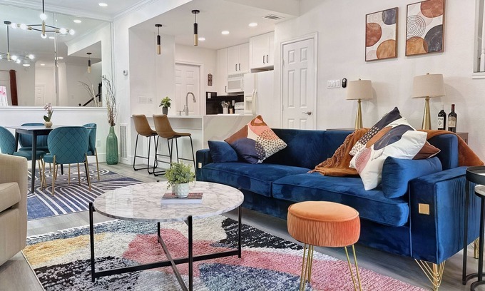 Houston House | 5-Star Chic Galleria Hideout: 1 King & 2 Queen Beds