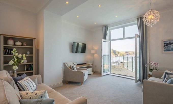 Tenby Apartment | 5 Star luxury, fabulous sea views, close to all shops and restaurants Apt 3