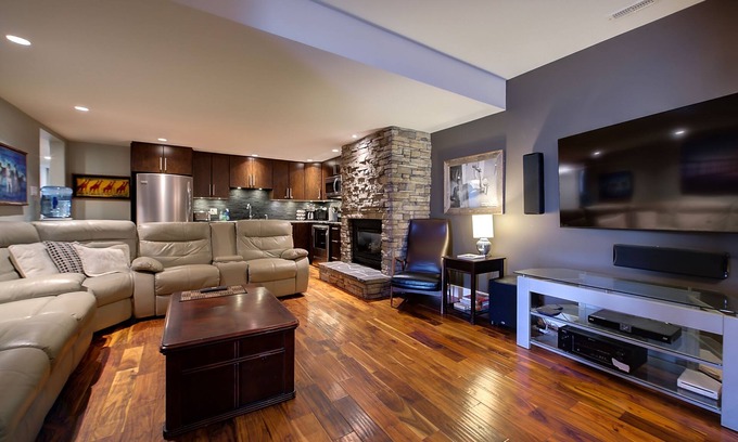 Winfield House | 5-star Okanagan Winter Getaway Pet Friendly, Steam, Sauna, Fireplace, Ski Hills