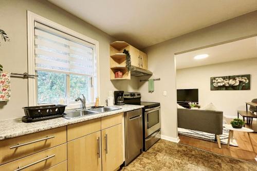 Richmond Hill House | 5 STAR ROOM AT BEST LOCATION IN RICHMOND HILL-Walking Plaza, Malls,Train