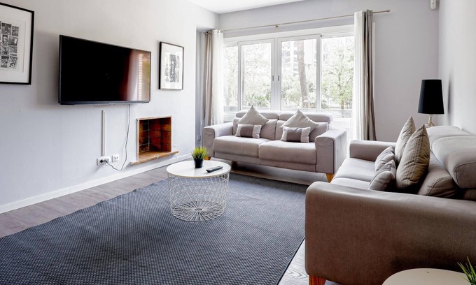 La Maternitat i Sant Ramon Apartment | 50. Futbol B12 Apartment