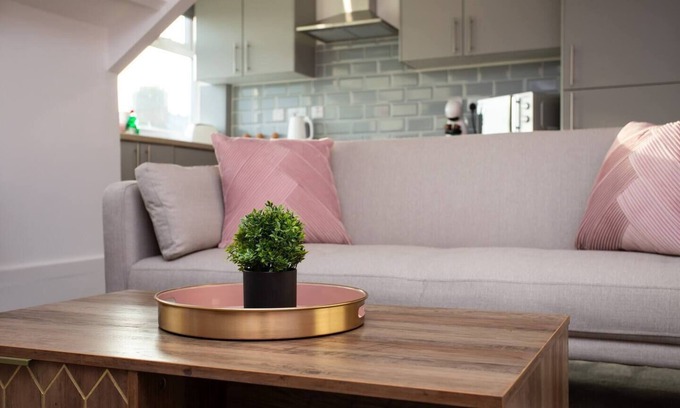 Whitley Bay Apartment | 50" Inch Smart TV - Walking Distance to Town Centre and Beach Front