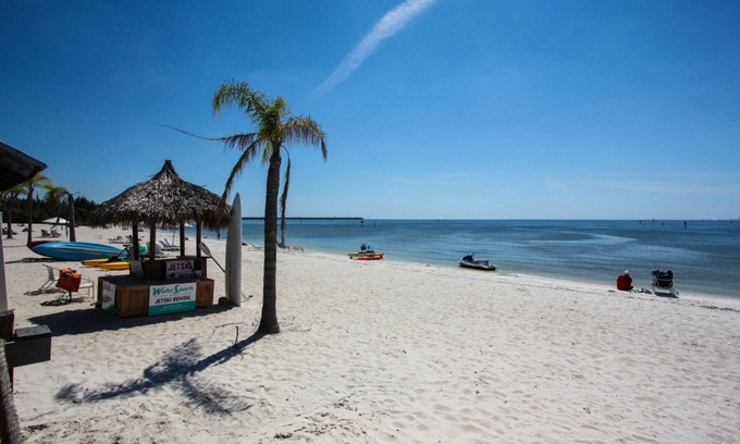 Ruskin Apartment | 577 Little Harbor