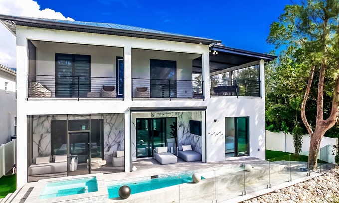 East Naples House | 5bdr/5.5ba Modern Oasis with outdoor Gym, Cold Plunge, Heated Pool & Jacuzzi