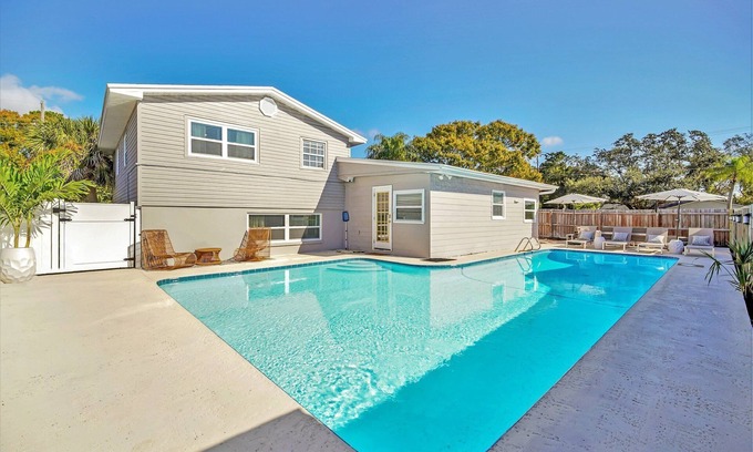 Bay Crest Park House | 5BR/4B Tampa Bay Resort Style Private Pool Oasis