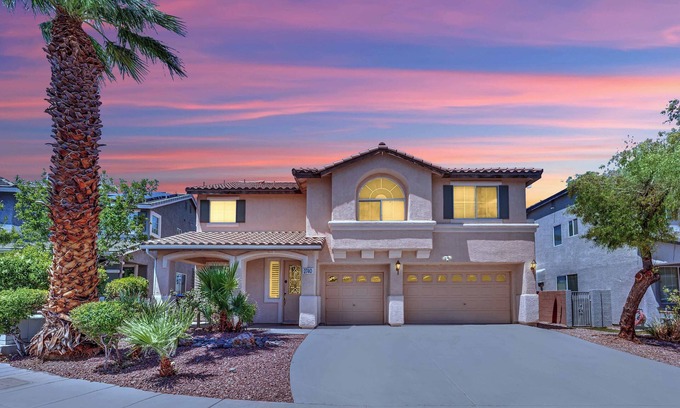 Henderson House | 5BR 4FB Sweet Home with Strip View!
