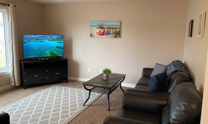 Pouce Coupe House | ❤️ 5br Crew House: Large, Bright, Fully Stocked, near Dawson Creek
