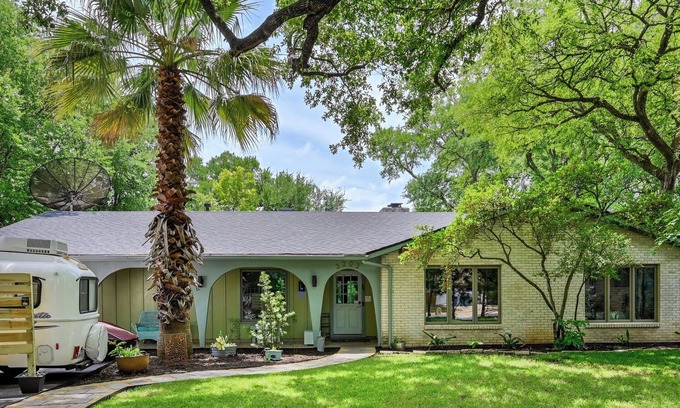 University Hills House | 5BR Double Unit On Creek - LARGE YARD - Sleeps 12