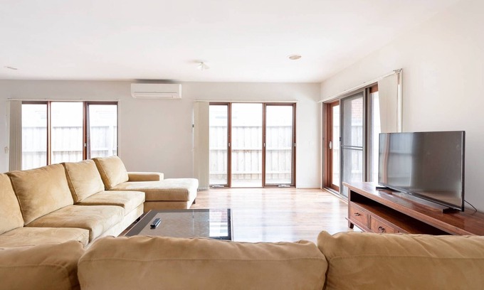 Truganina House | 5br Luxury House 20 Min To Cbd Spacious Living