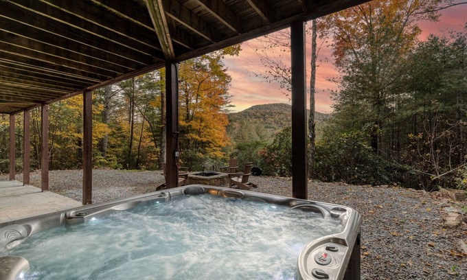 Epworth Cabin | 🌟5BR Modern Mountain Top Retreat🌟Spa & Firepit🎮Million Dollar View🌄Gigabit📶