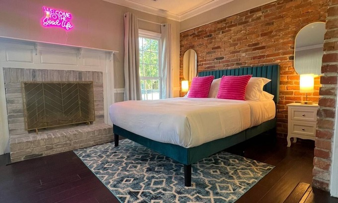 Fortson House | 5BR One story Retreat w/HOT TUB Grill, Chill & Family Time