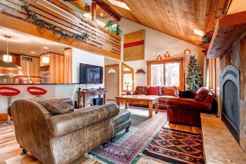 Warrior's Mark West House | 5BR Ski in Out Mountain Getaway with Hot Tub and Views