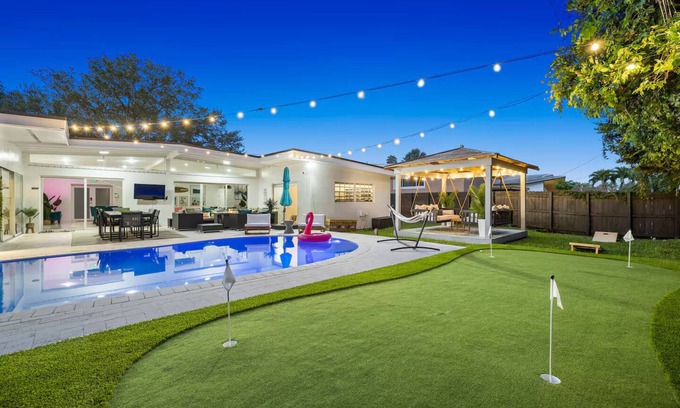 North Miami Beach Villa | 5BR Villa w/Heated Pool, Games, Fire Pit, Golf, Cabana, 10-mn from Beach