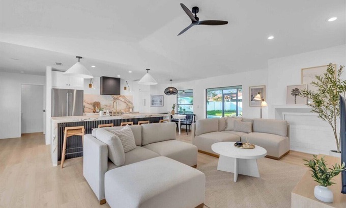 Palma Sola House | 5BR with New Heated Pool ! 6mi from AMI Beach & IMG Academy! Discount Fall Rates