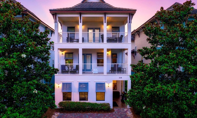 Crystal Beach House | 5BR4BA|NearBeach|Resort Style Spacious Pool!