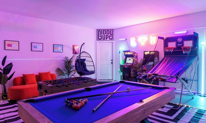 West Dallas House | 5min DT Luxe House with Game Room, Arcades, Billiards, Foosball, Washer/Dryer