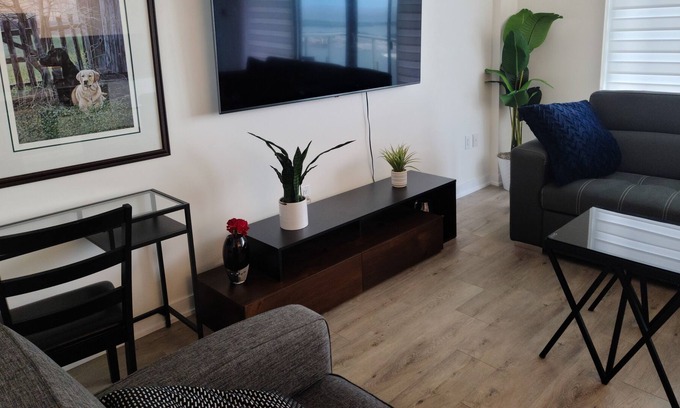 Central Waterfront House | 5minutes walk to the beach and boat rides & Jet skis to Toronto Island park
