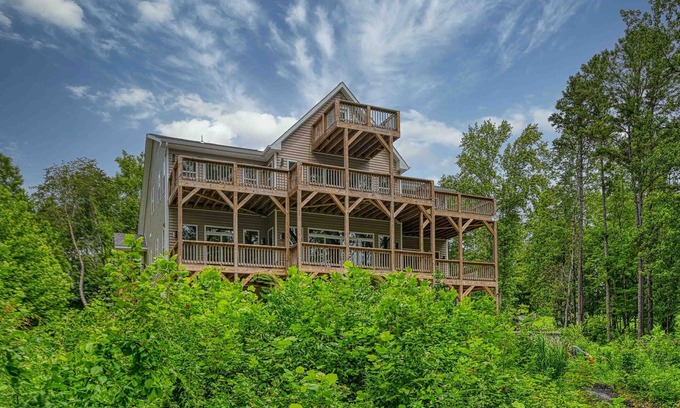Mineral House | 6 BD & 5.5 BA on Lake Anna home w/game room, fire pit, Free Wifi and dogs ok!