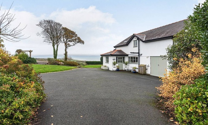Rhyd-y-clafdy Cottage | 6 bedroom accommodation in Pwllheli